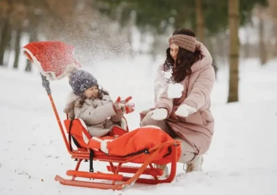 Как перевозить ребёнка по снегу: 7 вариантов зимнего детского транспорта
