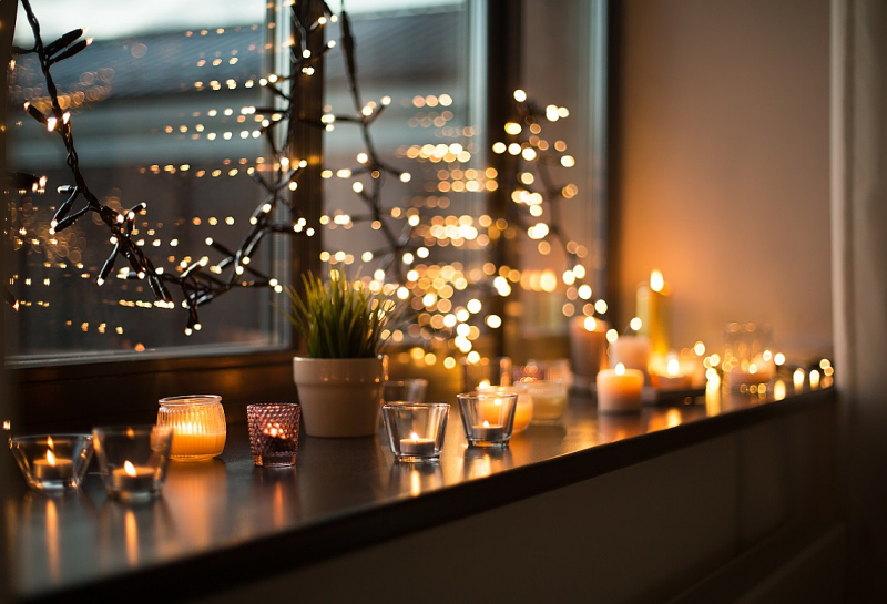 Огоньки без розеток и игрушки без осколков: как украсить квартиру к Новому году с детьми