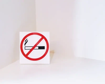 В Госдуме одобрили отдельные штрафы за курение на территориях школ и детских садов