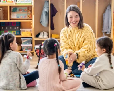 «Правильные» сказки, патриотические игрушки и уроки о Родине: что власти готовят для детских садов