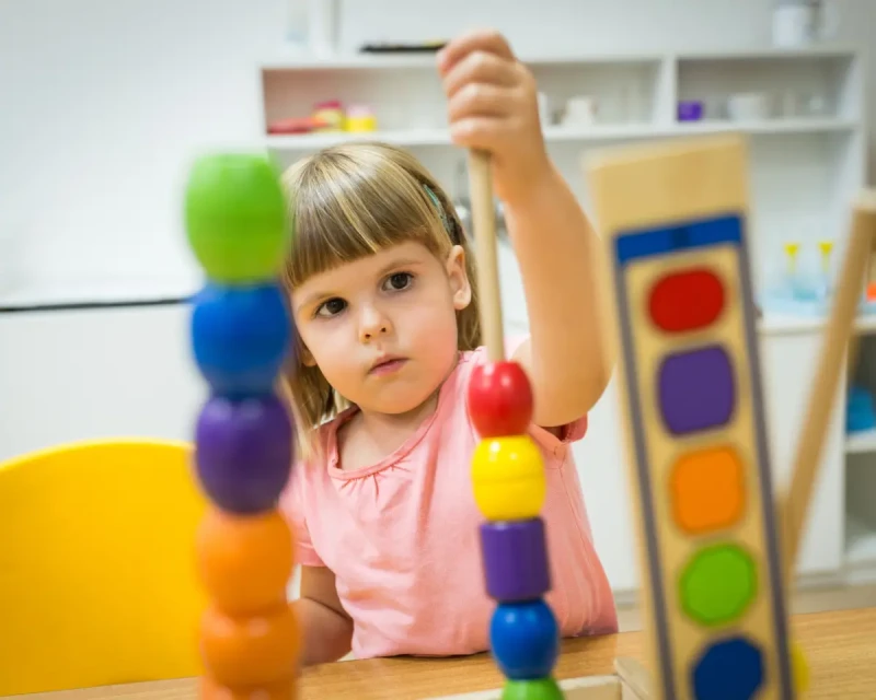 Власти предложили разрешить оставлять допоздна детей в детских садах с нянечками