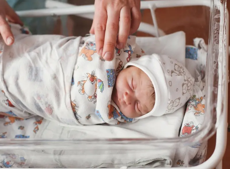 Рождаемость в части России упала ниже одного ребёнка на женщину