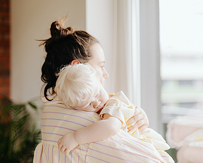 Даже в туалет не сходить одной: кто такой ребенок-липучка