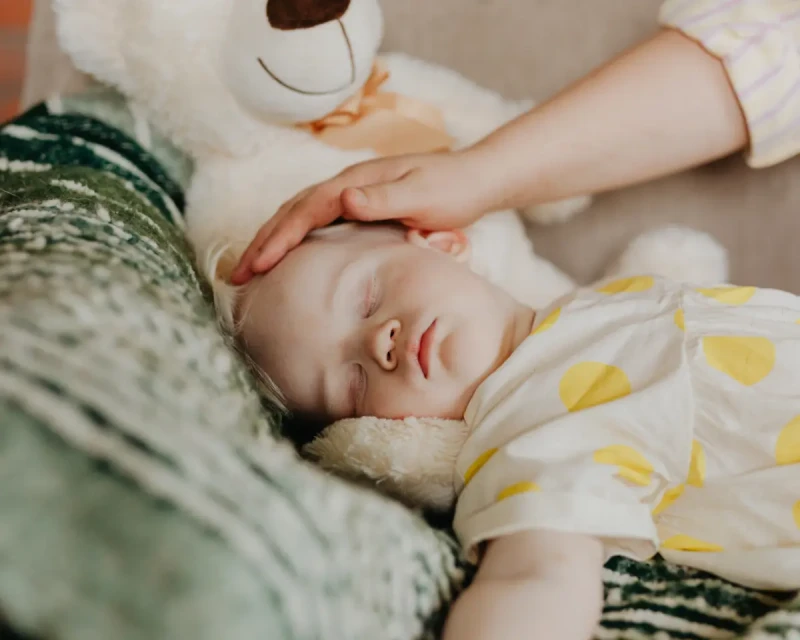 Родителям могут разрешить брать оплачиваемый больничный до четырёх месяцев