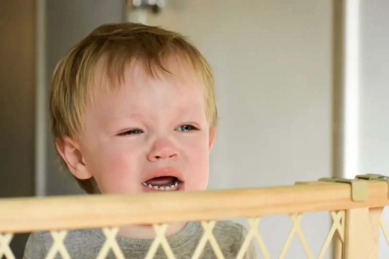 Двухлетняя девочка застряла головой в кровати и погибла: как уберечь ребёнка