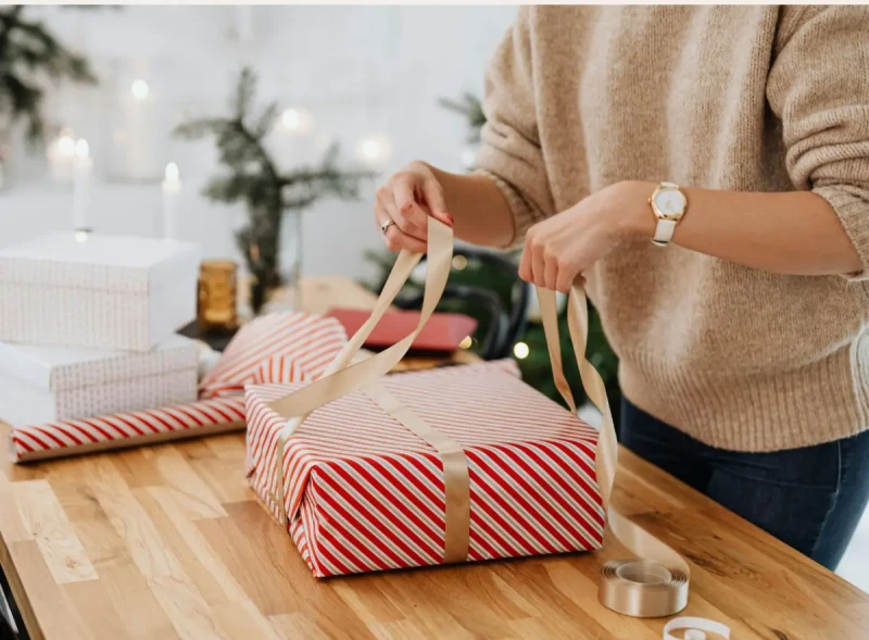 Что подарить жене на Новый год, если вы без подарка 31 декабря