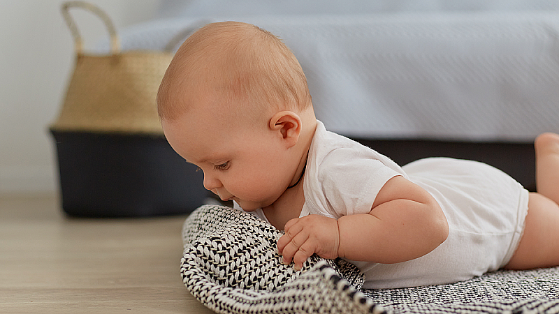 Как выкладывать новорожденного на животик