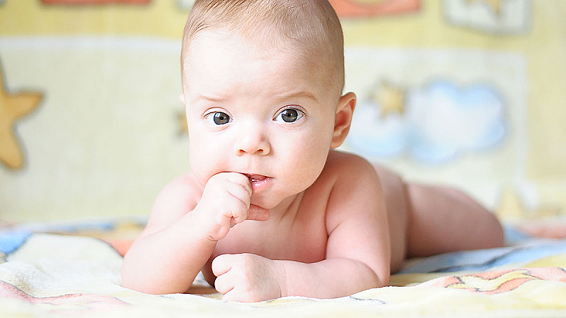Во сколько месяцев дети начинают держать голову?