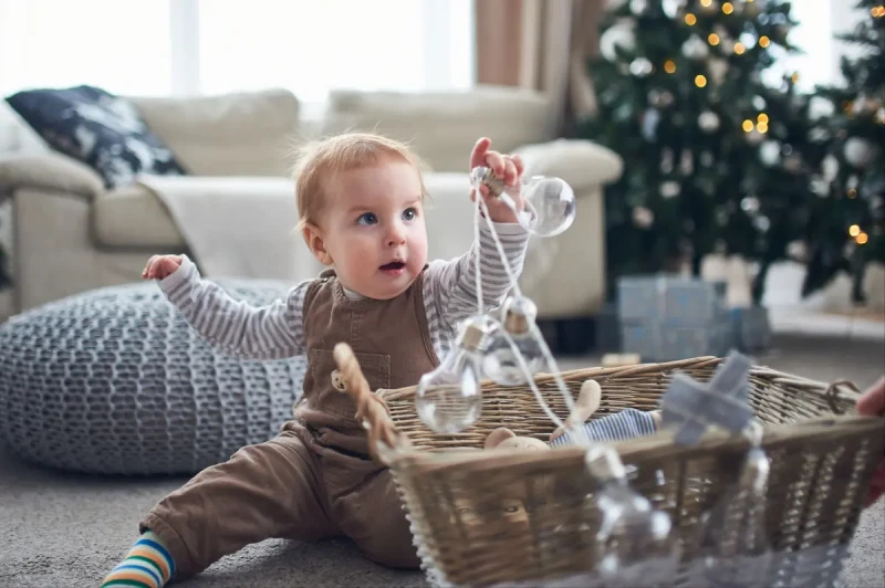 Чем занять ребенка, когда просто хочется спать: 12 ленивых идей для игр