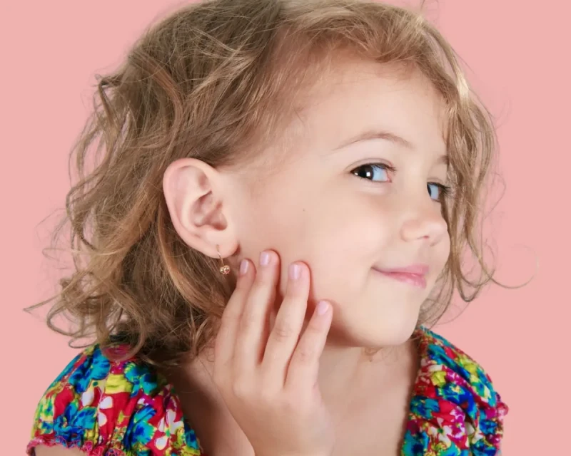 Почему маленьким детям лучше не прокалывать уши: мнение врачей и пирсеров