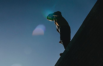 Врач объяснил, почему некоторые люди выживают после падения с высоты