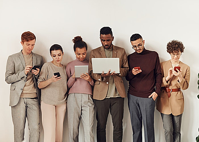 Почему при детях нельзя сидеть в телефоне