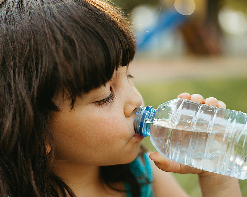 Что делать, если ребёнок не пьет воду? Рекомендации врачей и советы родителей