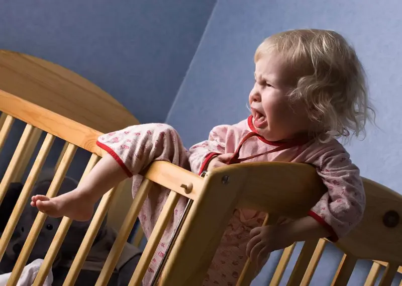 Двухлетняя девочка застряла головой в кровати и погибла: как уберечь ребёнка