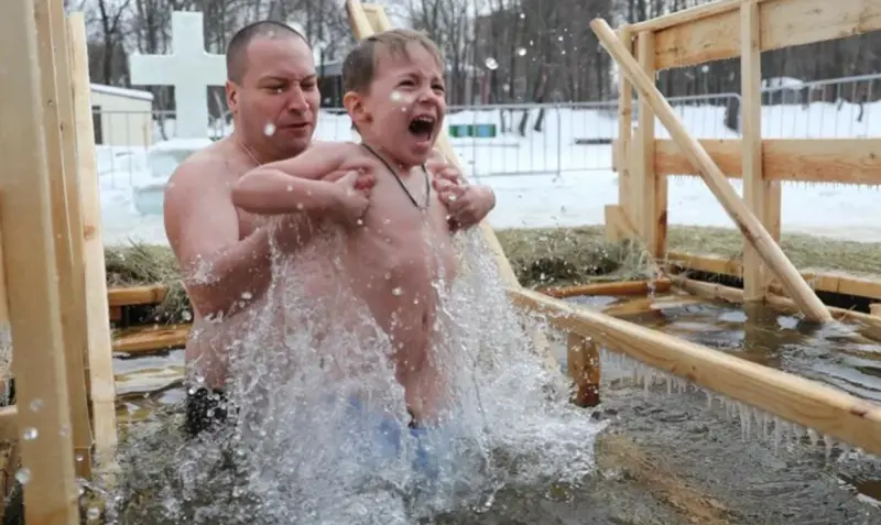 Можно ли купать детей в проруби: риски и правила безопасности