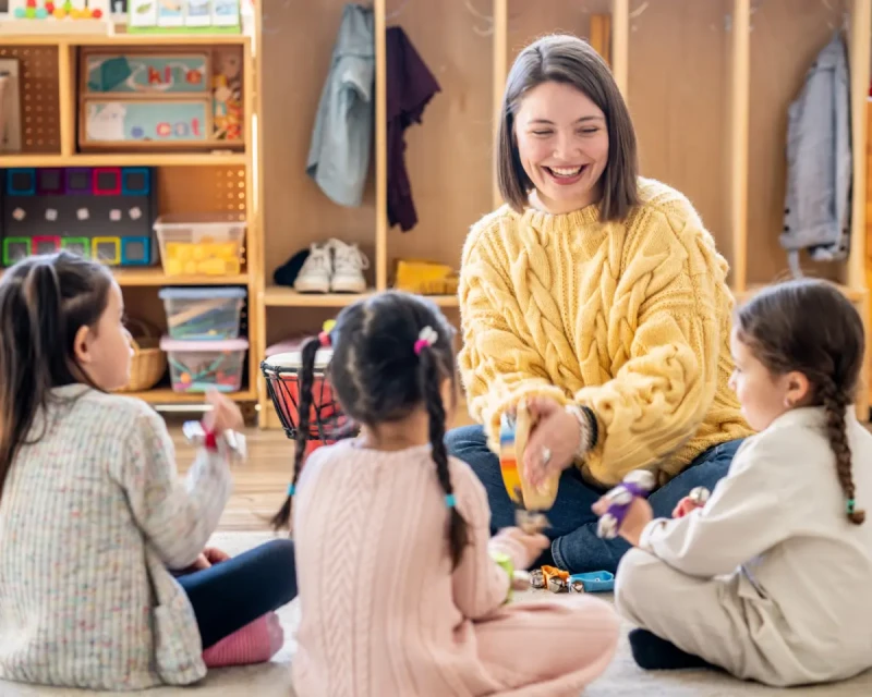 «Правильные» сказки, патриотические игрушки и уроки о Родине: что власти готовят для детских садов