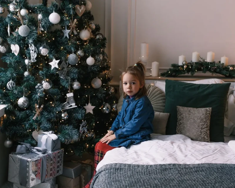 Огоньки без розеток и игрушки без осколков: как украсить квартиру к Новому году с детьми