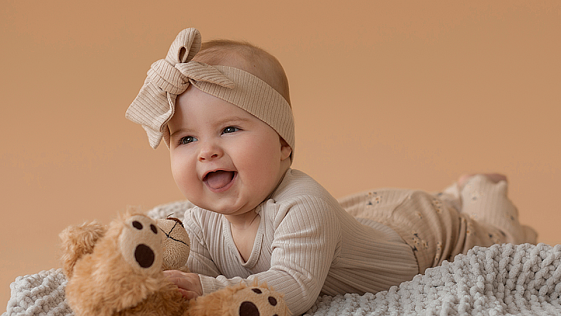 Новорожденный высовывает язык