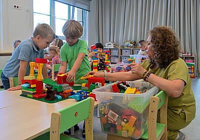 Один воспитатель на тридцать детей: что происходит с российскими детсадами в 2025 году