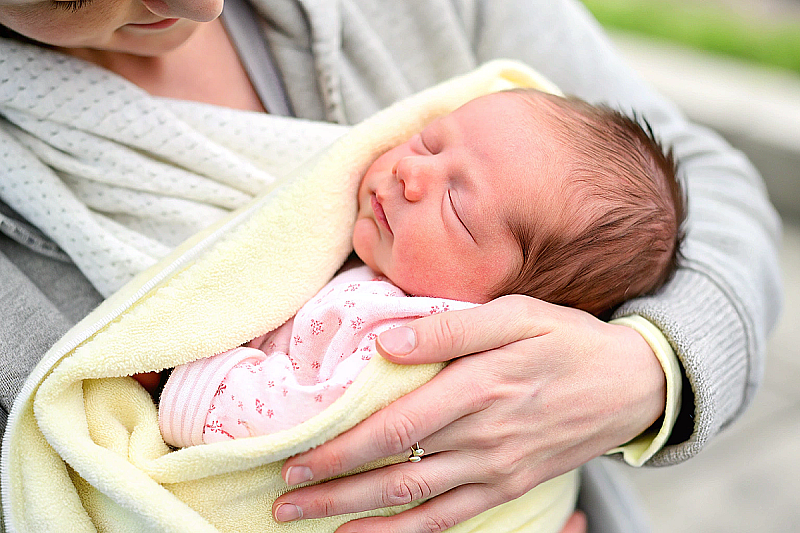 Как держать новорожденного столбиком