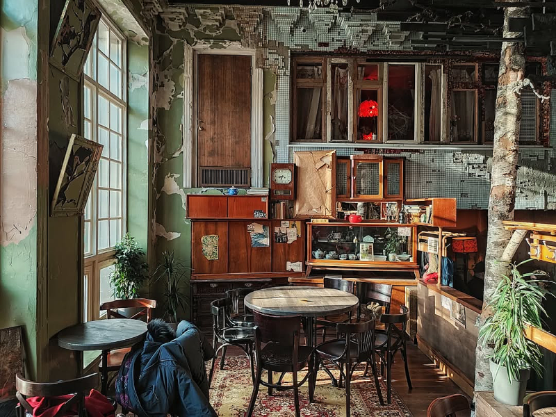 8 самых странных ресторанов Москвы: от северокорейского кафе до бара в ядерном бункере