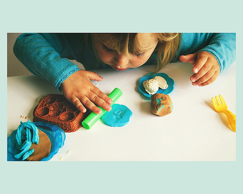 Чем занять ребенка, когда просто хочется спать: 12 ленивых идей для игр