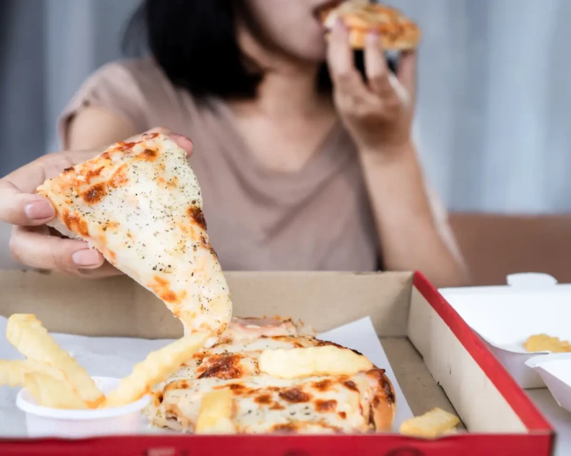 Бургер для чемпиона: почему в России хотят запретить рекламу фастфуда с участием детей