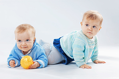 Какими игрушками развлечь двойняшек