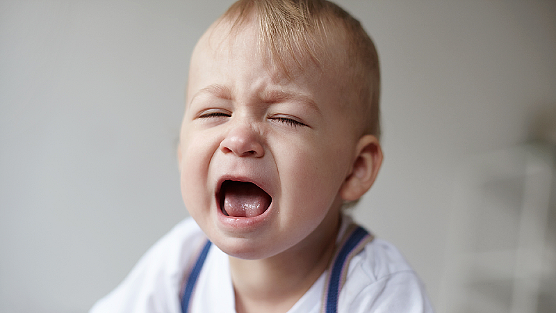 Ребенок выгибается дугой и плачет