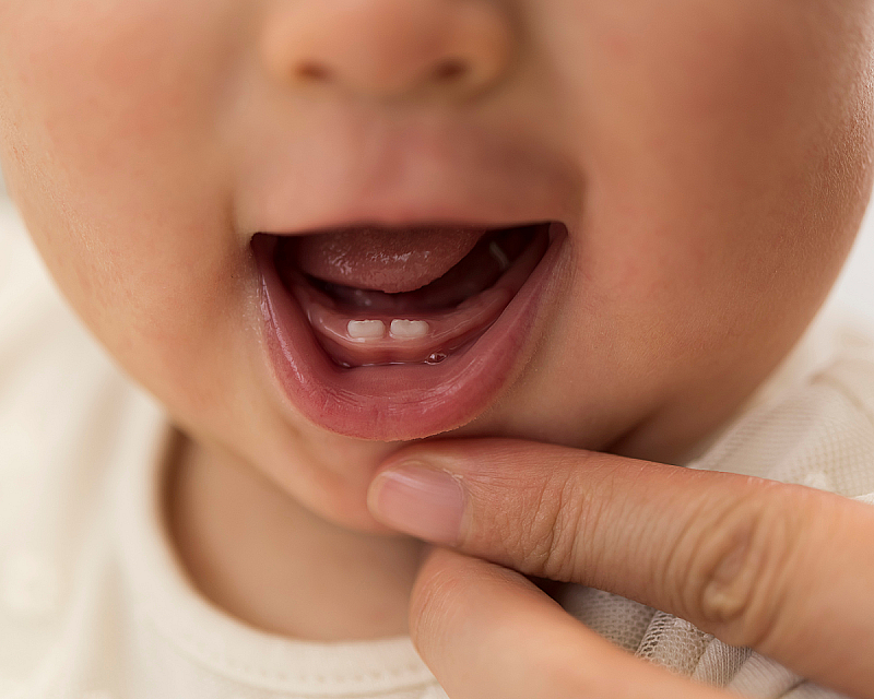 Прорезывание зубов у детей: как это пережить