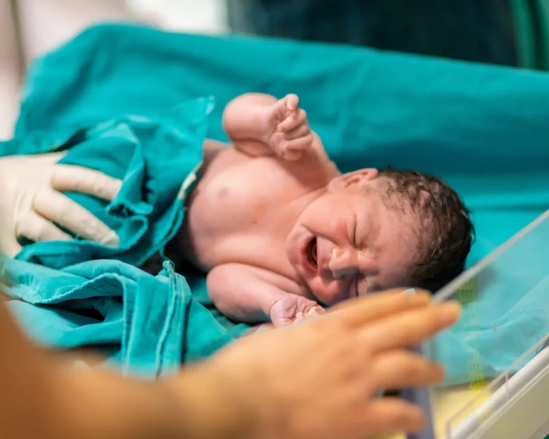 4% новорождённых имеют генетические аномалии: что важно знать родителям