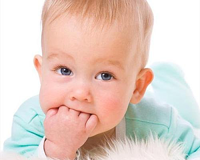 Как отучить ребенка сосать палец