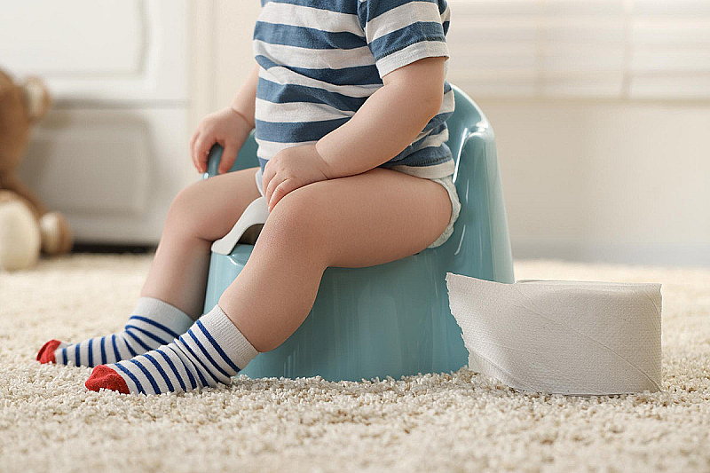 Вместо «фу»  и «быстро сел»: как приучить ребенка к горшку по Монтессори