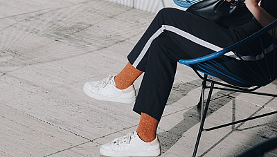 Почему люди дергают ногами и что с этим делать