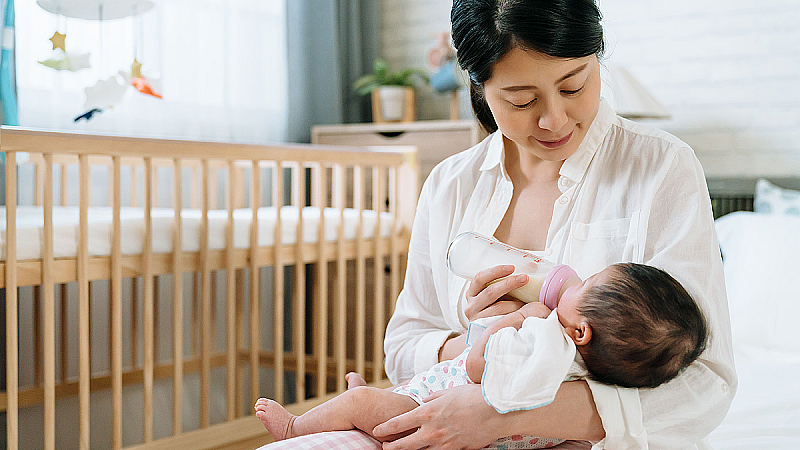 Как правильно кормить новорожденного из бутылочки