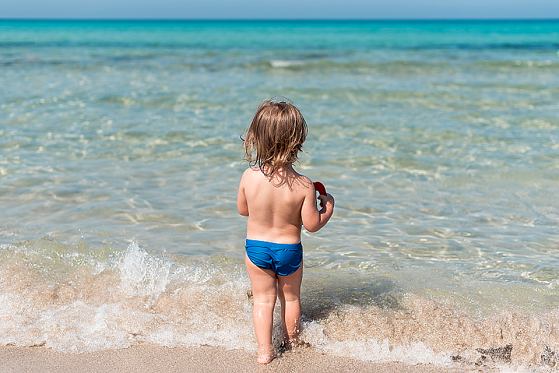 От укусов до ожогов: полный гайд по безопасности малыша летом