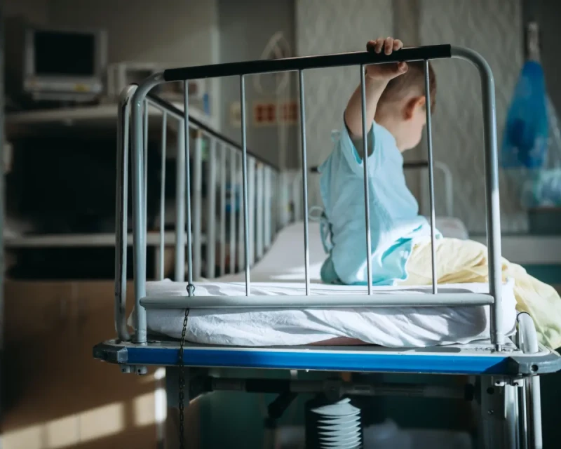 В Госдуме хотят разрешить родителям лежать вместе с детьми до 7 лет в больнице бесплатно