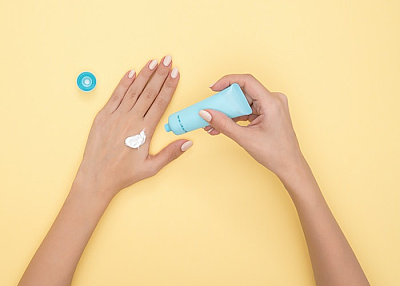 Кожа на руках сухая и трескается: почему это происходит и что делать?