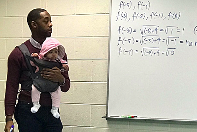 Профессор в кенгуру: студенты могут приносить детей на занятия