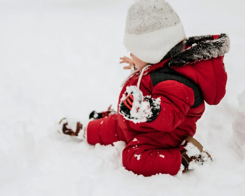 Мой ребёнок ест снег и облизывает сосульки — это норма?