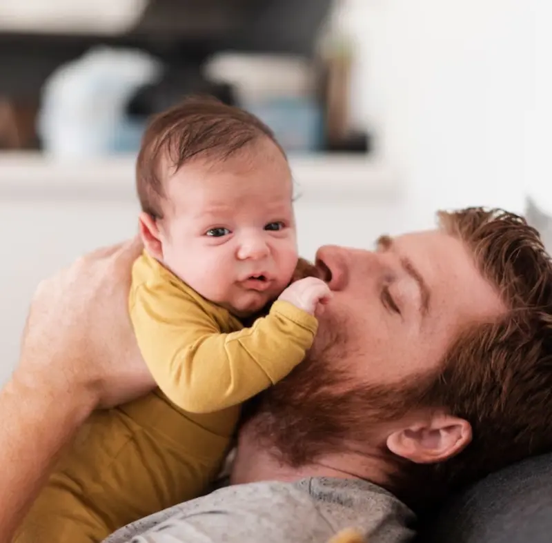 В России предложили платить отцам по 2 млн рублей за третьего ребёнка