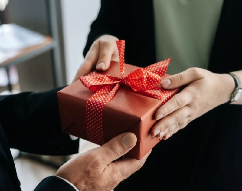 Что подарить мужчине на 23 февраля до 3 тысяч рублей: 5 классных идей