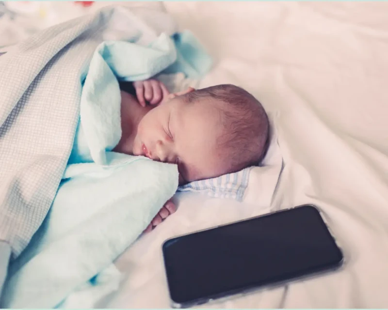 Каждый десятый младенец засыпает с гаджетом