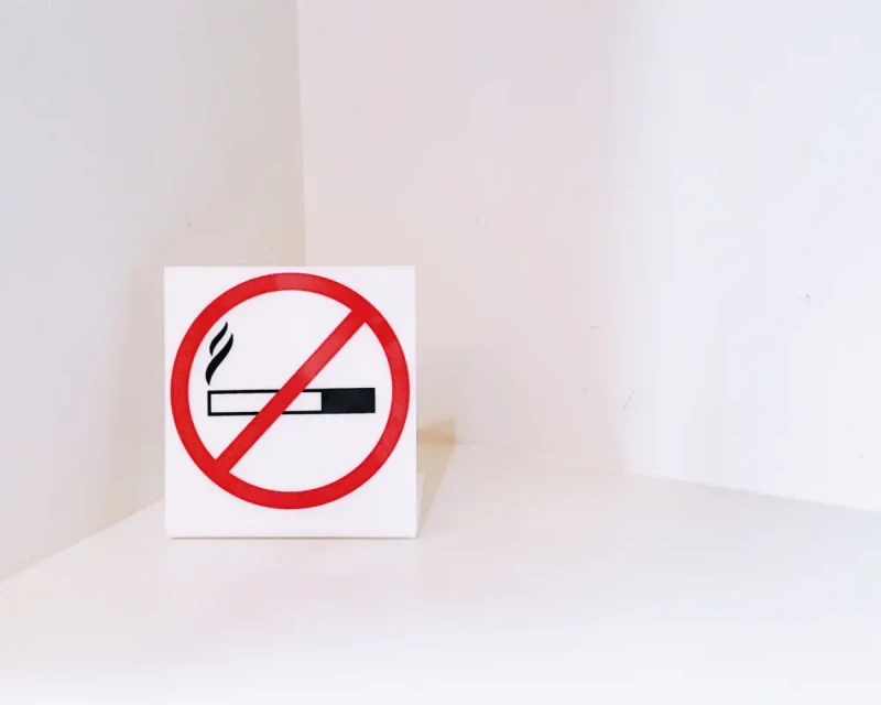 В Госдуме одобрили отдельные штрафы за курение на территориях школ и детских садов